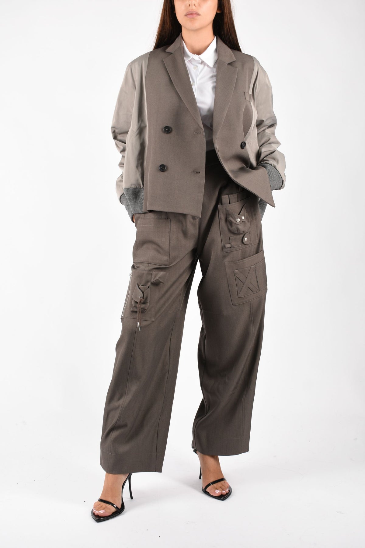 PANTALONE CON TASCHE APPLICATE
