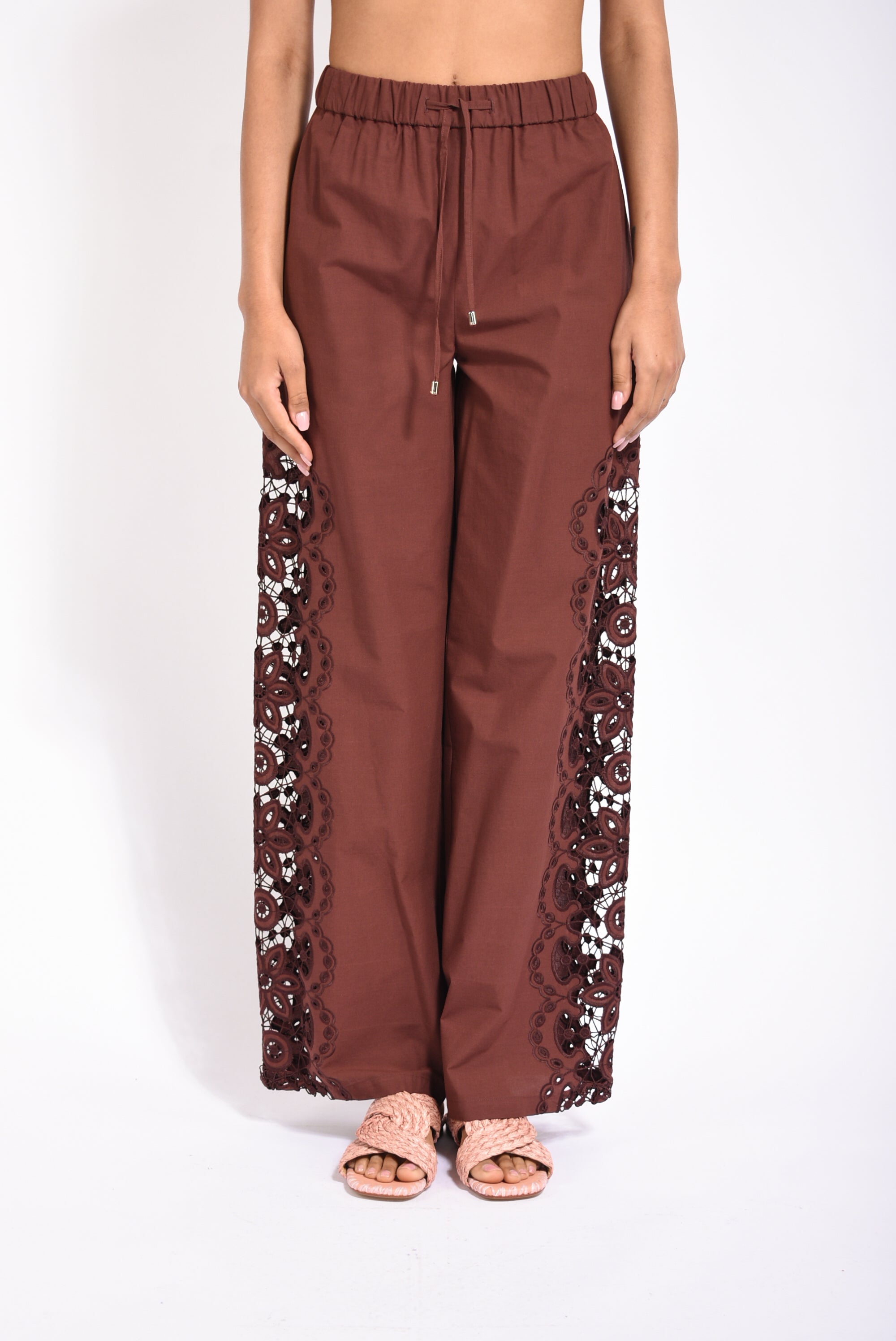 Pantaloni con ricamo