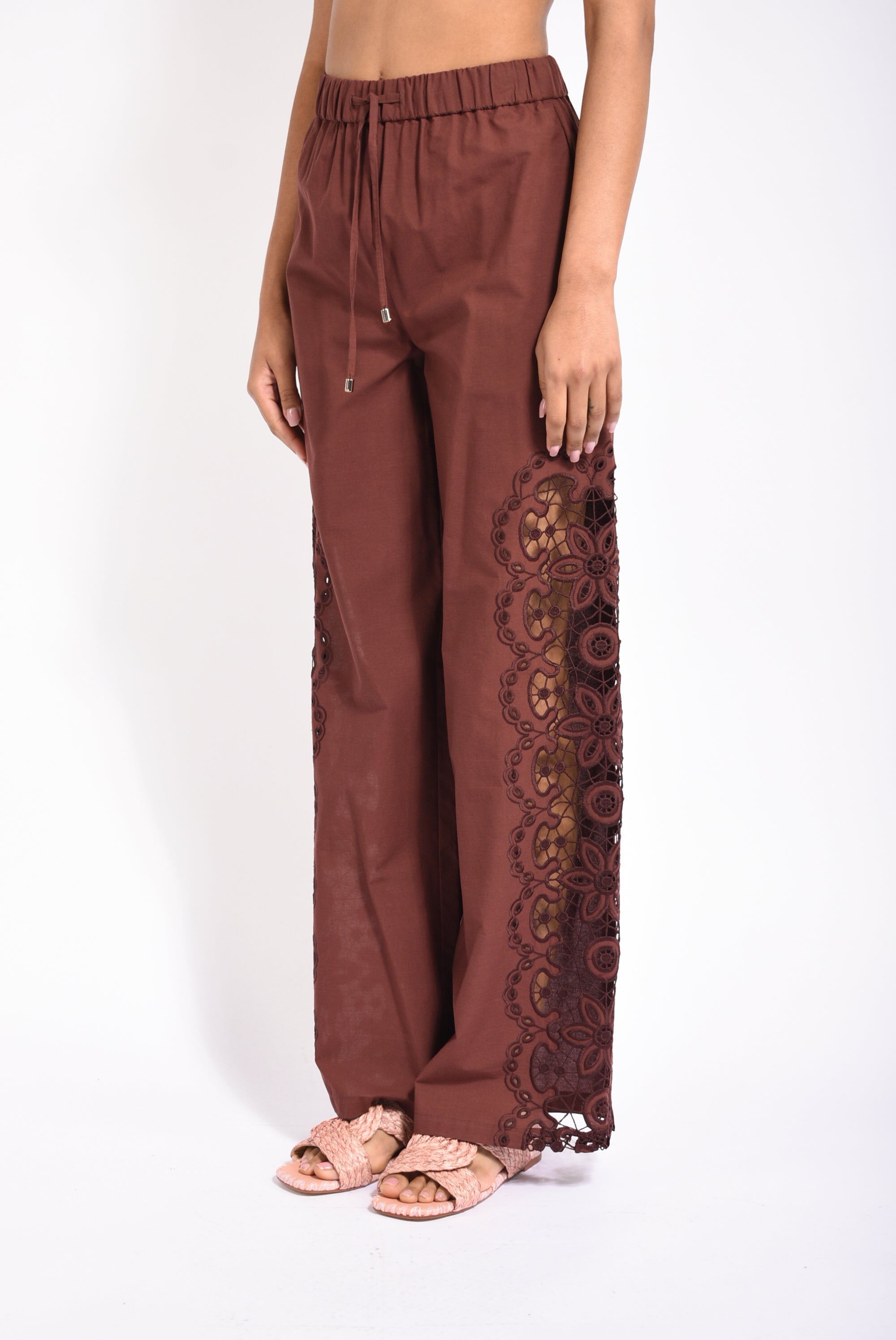 Pantaloni con ricamo