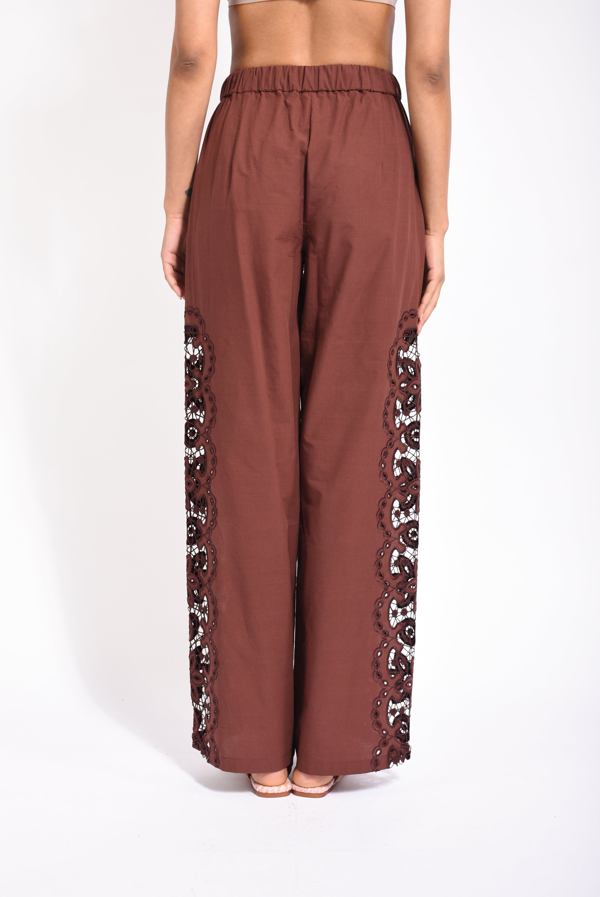 Pantaloni con ricamo
