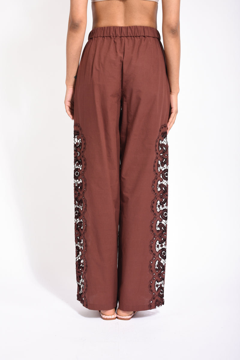 Pantaloni con ricamo