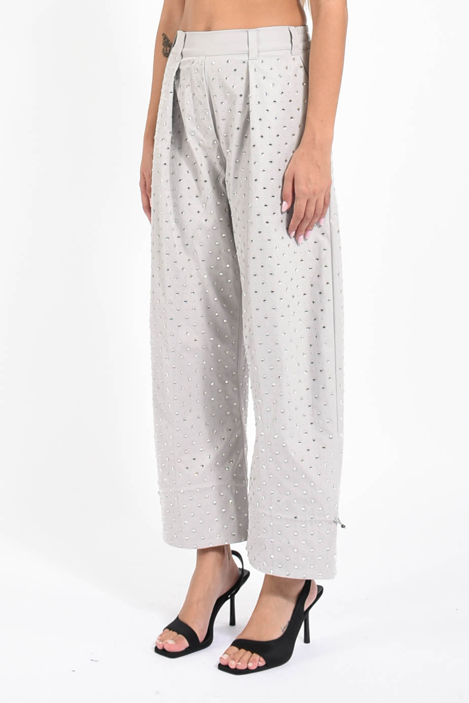 Pantaloni con strass e borchie