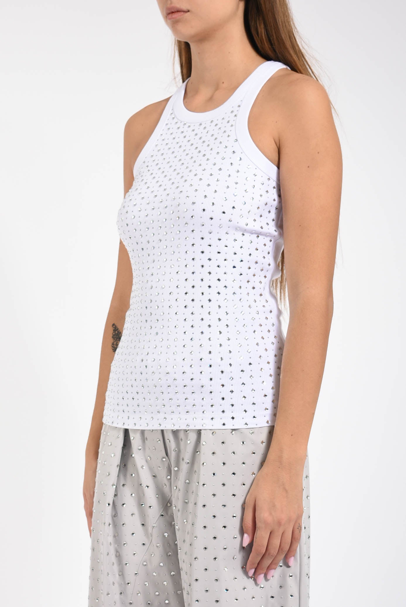 canotta con strass e borchie