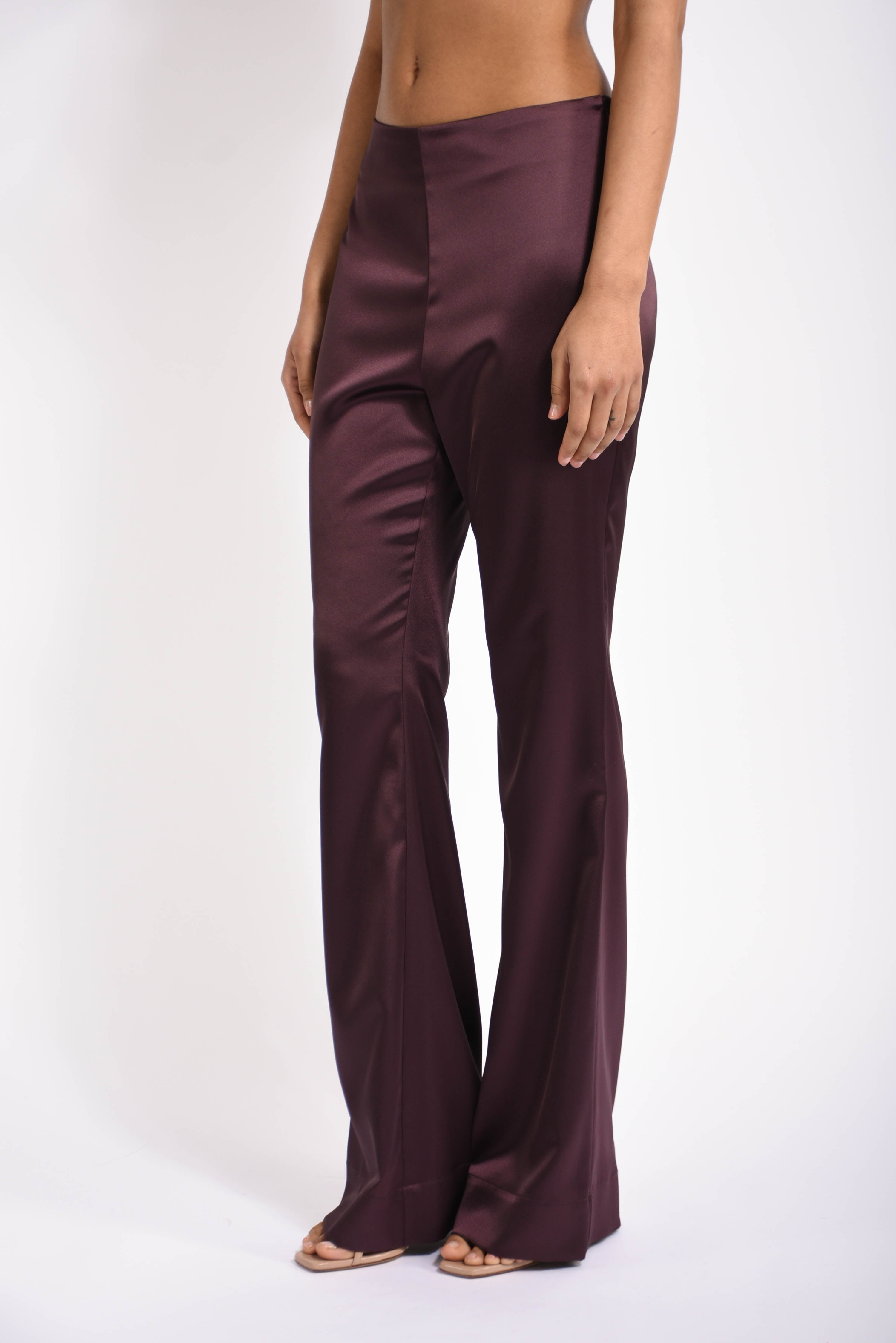 Pantaloni svasati in satin pinolo