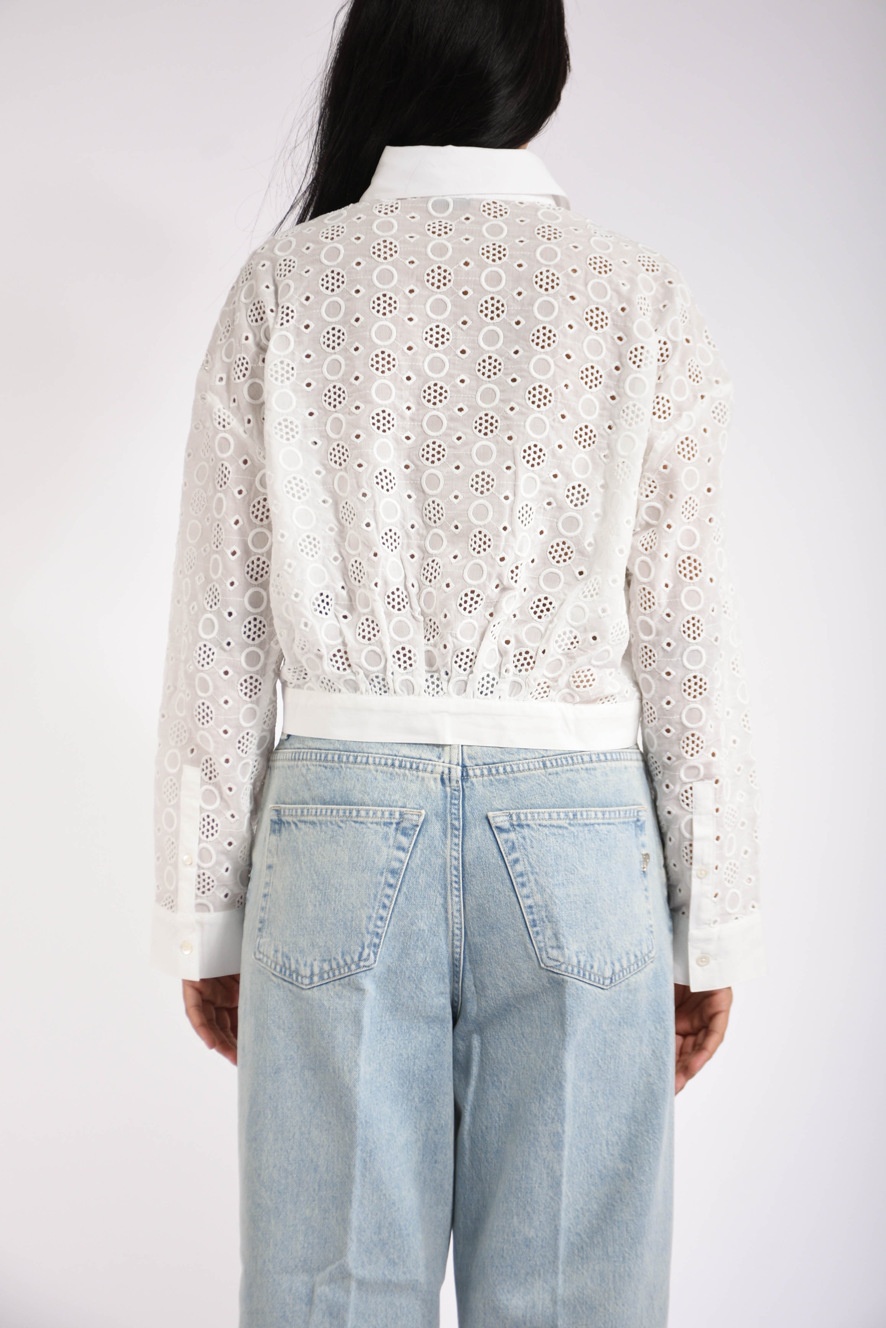 Camicia cropped con ricamo sangallo charita